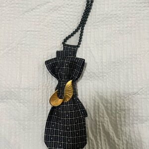 Elegant Black and Gold Tie with Glamorous Accents